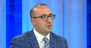 “Turpi hahet me bukë” – Korreshi kërkon dorëheqjen e Ballukut pas thirrjes në SPAK