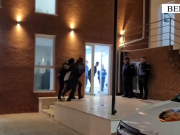 Momenti i shoqërimin të 63 vjeçarit, vrau për një foto 42-vjeçarin me thikë në Berat