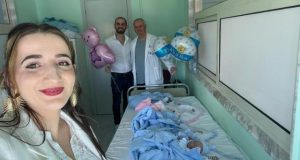 Historia që emocionoi Shqipërinë: Dr. Horeshka dhe nëna që tha “jo” abortit, sollën në jetë katër foshnja