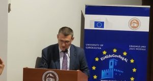 “Askush nuk është mbi ligjin” — mesazhi i fortë i Dumanit për studentët e Gjirokastrës