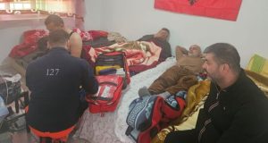 Përkeqësohet gjendja e dy naftëtarëve në grevë urie, njëri dërgohet në spital