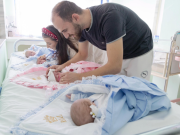 Tiranë/ Çifti sjell në jetë katërnjakë në maternitetin “Koço Gliozheni”