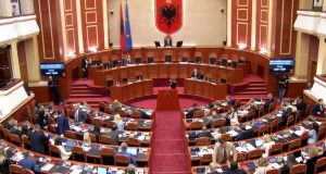 Kaos në Kuvend gjatë raportimit të kryetares së KLP, deputetët nuk e dëgjojne