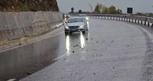 Moti i keq në Kukës: Shiu dhe mjegulla shkaktojnë përmbytje dhe rrëshqitje gurësh