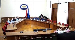 Komisioni i Ligjeve pa vendim, dy raportet për shkarkimin e Peleshit shkojnë në Kuvend