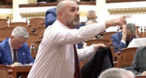(VIDEO)Përplasje në Kuvend, Berisha dhe Manja shkëmbejnë replika: “Ku i ke kostumet?” – “T’i nxjerrim dhe t’i krahasojmë!”