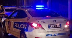 Kanosi një familje për para, policia arreston 26-vjeçarin