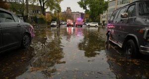 Mot i keq në New York, humbin jetën dy persona nga reshjet e dendura të shiut