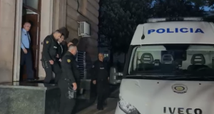 “Forca, Kryetar!” – Veliaj me pranga në duar iu drejtohet mbështetësve: “Ju dua shumë”