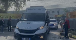 FOTO+VIDEO/ Veliaj lë qelinë, niset drejt Tiranës në masa të forta sigurie! Seanca në Kushtetuese do jetë publike