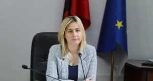 Ina Zhupa: Kumbaro me konkurse fiktive, emëron Arta Dollanin në krye të arsimit parauniversitar!