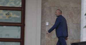Pezullimi trazon qeverinë/ Balluku tre ore tek Rama, në kryeministri mbërrin dhe Manja