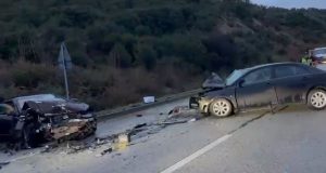Dy makina bëhen copë-copë, njerëz të shtrirë në rrugë, aksident në aksin Levan–Tepelenë