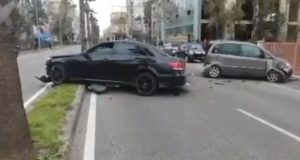 Durrës/ Shoferi i dehur humb kontrollin dhe përplaset me një makinë