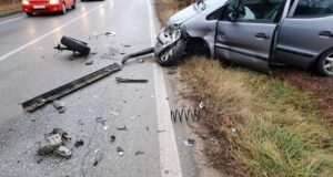 Aksident i frikshëm/ Makina hyn në lokal, plagosen dy gra