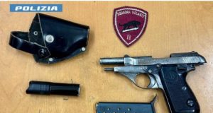 Policia italiane ndalon shoferin shqiptar, gjen armë me fishekë në makinë
