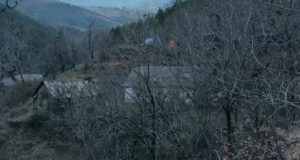 Foto/ Kjo është banesa në Fushë-Arrëz ku po fshihen dy personat me rrezikshmëri të lartë, RENEA ne terren