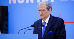 Atentati në Rinas ndez alarm politik: Berisha thirr për dorëheqje dhe protesta