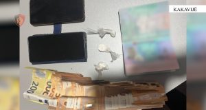 Dy të ndaluar në Kakavijë: Kapen me kokainë dhe fishekë gjuetie në automjete