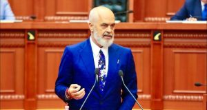 Qeveria hap “thesin”/Pas rritjes së pensioneve, Rama njofton rritjen e pagave në administratë