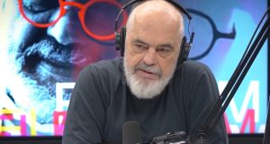 Pas skandaleve të qeverisë/ Rama kthehet nga feja: Po përgatis një libër iftari!
