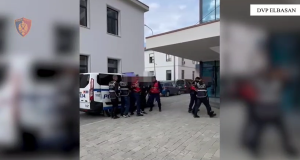 Policia sekuestron drogë dhe thikë në Elbasan