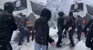 Kaos në Theth/ Furgonët e shkollës bllokohen në dëborë