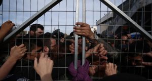 Shpërthejnë trazirat në kampin e emigrantëve në Greqi, 25 arrestime dhe 2 policë të plagosur