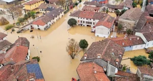 VIDEO/ Rrugë të përmbytura e banesa nën ujë, dy të zhdukur nga moti i keq në Itali