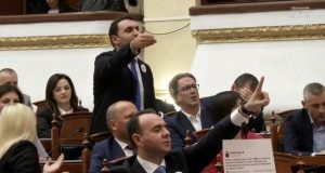 Tensione në Kuvend, ndërpritet seanca! Opozita kërkon përjashtimin e Ballës: Na fyeu