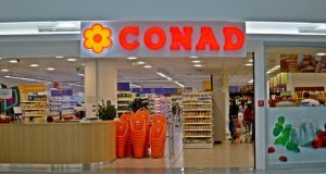 Skandalin në “CONAD” : Po shitet mish pule me sëmundje!