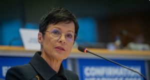 “Deti u bë kos” – BE kritikon, Kos lavdëron qeverinë!
