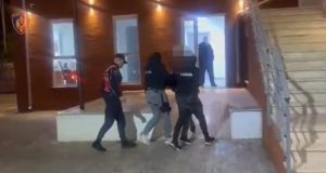 Kuçovë/ Sekuestrohen armë, municion dhe drogë, në pranga dy persona