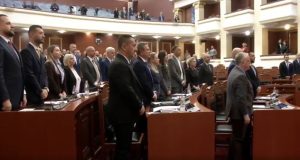 Seanca në Kuvend nis me një minutë heshtje për Fatos Nanon