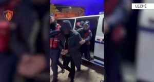 Lezhë, ishte shpallur në kërkim pasi tentoi të vrasë një person, arrestohet 17-vjeçari