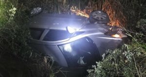 Autostrada Tiranë-Durrës/Kamioni godet makinën dhe e hedh në kanal, dy të plagosur