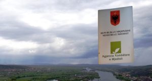Vjosa e egër, por e pambrojtur: Kompanitë hedhin mbeturinat, askush nuk ndëshkohet