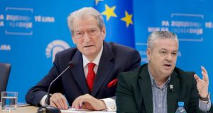Nuk shkoj në çdo tellalltore” – Murrizi tallet me Foltoren e Berishës