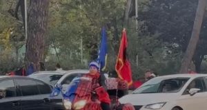 Nis festa kuqezi në Tiranë: Mijëra tifozë përpara ndeshjes Shqipëri – Angli