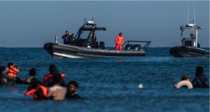 Pas presionit britanik, Franca autorizon ndalimin e anijeve të vogla në det