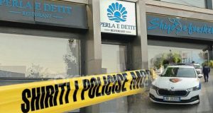 Shpërthim në restorantin “Perla e Detit, kamerat kapin autorin duke i’a futur vrapit. Pronarët: Nuk kemi konflikte…