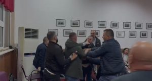 “Turp të keni turp”/ Plas grushti në mbledhjen e Këshillit Bashkiak të Pogradecit