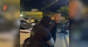 Fier/ Policia kap të kërkuarin për goditje ndaj efektivit të burgjeve dhe 4 ndihmësit e tij