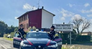 Tentoi t’i arratisej karabinierëve, arrestohet shoferi shqiptar në Bolonja