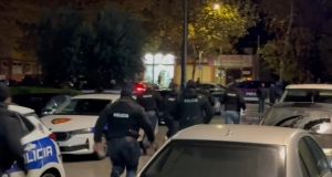 Të shtënat me armë në Fier, policia: Dy persona në kërkim (EMRAT)