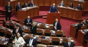 Rama rikthehet në Kuvend për buxhetin; Opozita i kthen shpinën, ai replikon: Më frymëzoni kështu