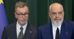 Ambasadori i BE në Shqipëri ‘i tregon vendin’ Ramës në konferencë