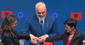 Rama “gosti” në Bruksel, tortë dhe verë zyrtarëve të BE-së