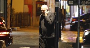 Mbledhja me deputetët në PS/ Rama mbërrin i veshur me tuta dhe duke folur në telefon!
