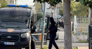Puke/ Kërcënoi efektivët me armë, identifikohet i riu në Orosh